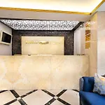 Deluxe Newport Hotel