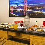 Deluxe Newport Hotel