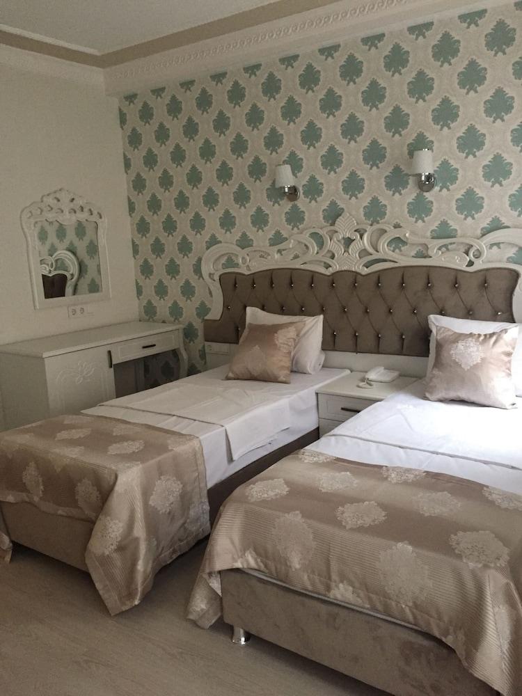 Deluxe Newport Hotel 3*